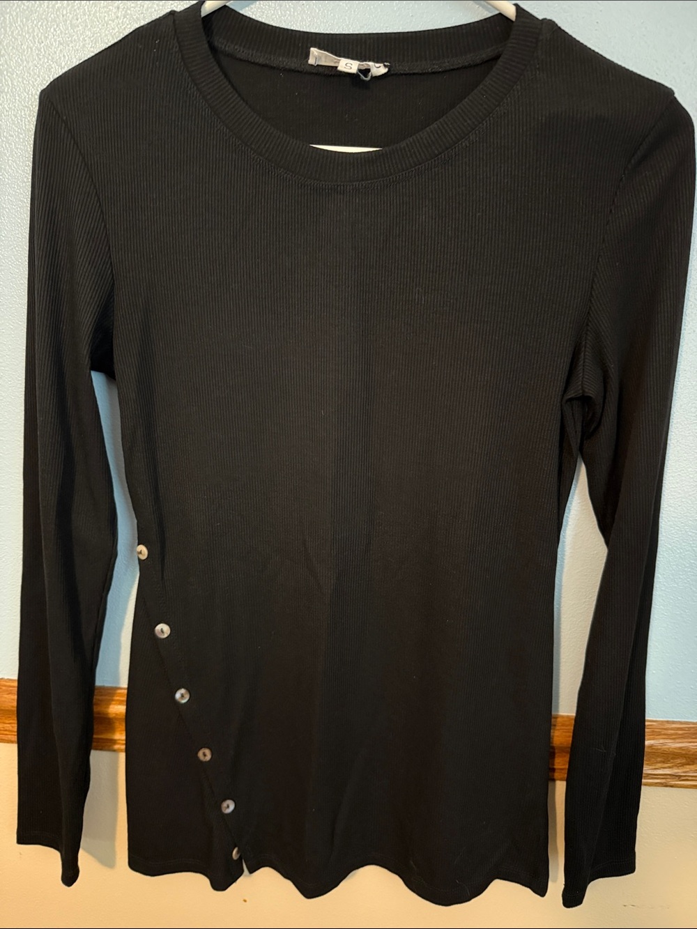 AEMI + CO Black Long-Sleeve Ribbed Button-Accent Top size Small